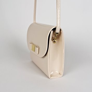 Beżowa lakierowana torebka z kokardką ze skóry ekologicznej na ramię D10-130