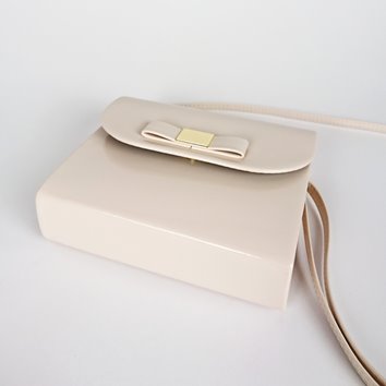 Beżowa lakierowana torebka z kokardką ze skóry ekologicznej na ramię D10-130