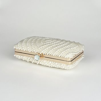 Perłowa torebka wizytowa ze złotym biglem i łańcuszkiem D10-103