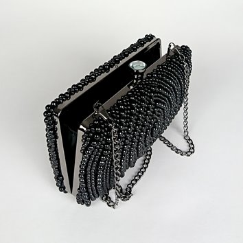 Czarna perłowa torebka z biglem i czarnym łańcuszkiem D10-102