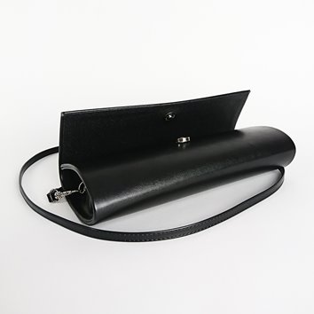 Czarna matowa kopertówka podłużna ze skóry ekologicznej na ramię D10-136
