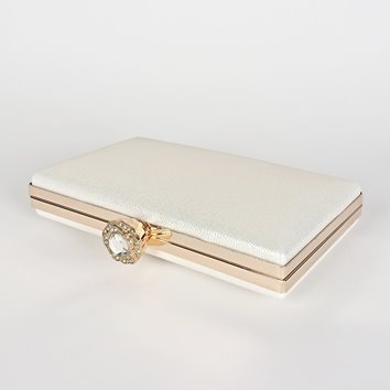Kremowa kopertówka satynowa ze złotym biglem i kryształem D10-147