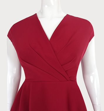 Sukienka plus size z baskinką i dekoltem V D2‑P332