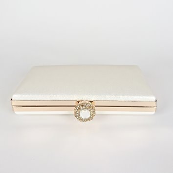 Kremowa kopertówka satynowa ze złotym biglem i kryształem D10-147