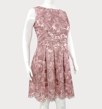 Koronkowa rozkloszowana sukienka plus size D2‑P330