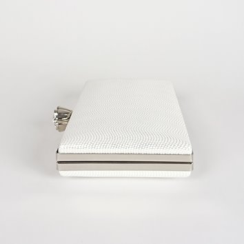 Biała kopertówka z falistą tłoczoną fakturą i biglem z kryształem D10-146