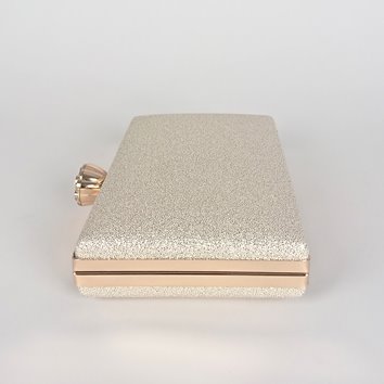 Kremowa brokatowa kopertówka ze złotym biglem i kryształem D10-143