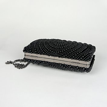 Czarna perłowa torebka z biglem i czarnym łańcuszkiem D10-102