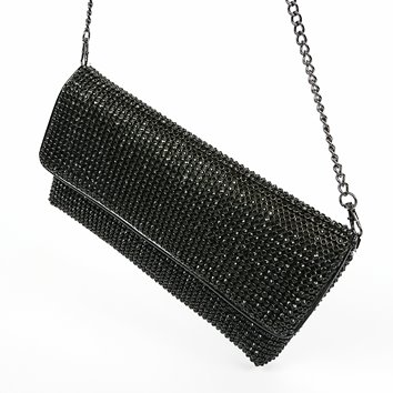 Czarna kopertówka z cyrkonii z klapą i czarnym łańcuszkiem D10-21