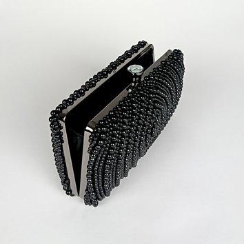 Czarna perłowa torebka z biglem i czarnym łańcuszkiem D10-102