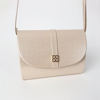 Beżowa torebka z fakturą ze skóry ekologicznej z klamrą D10-113