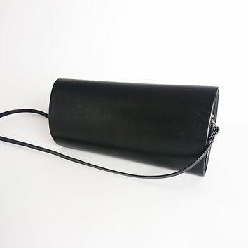 Czarna matowa kopertówka podłużna ze skóry ekologicznej na ramię D10-136