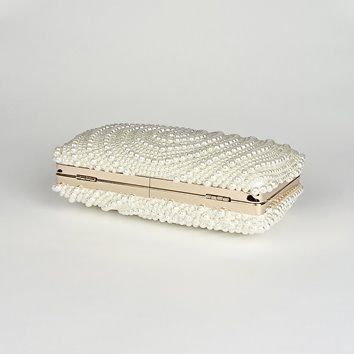 Perłowa torebka wizytowa ze złotym biglem i łańcuszkiem D10-103