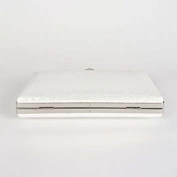 Biała kopertówka z falistą tłoczoną fakturą i biglem z kryształem D10-146