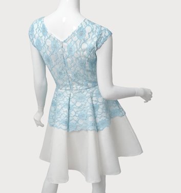 ROZKLOSZOWANA SUKIENKA Z KORONKĄ  D2-134